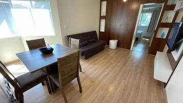 Apartamento básico | Área de estar | TV 47 polegadas com canais digitais