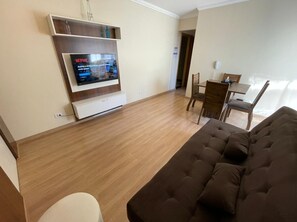Basic Apartment | Living area | 47-inch TV with digital channels - Super Central Seguro Wifi Garagem (Foz do Iguaçu)
