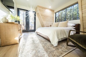 3 bedrooms, travel cot, free WiFi, bed sheets - Scenic & Romantic A-Frame Cabin Retreat with Hot Tub, Fire Pit & Modern Comfort (Broken Bow)