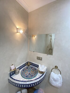 Shower, hair dryer, bidet, towels - Riad Magnolia Blue triple room (Marrakech)