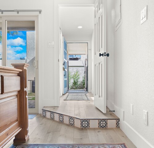 New! Remodeled! Close to ASU campus and Sloan Park! 1 King 2 Queens