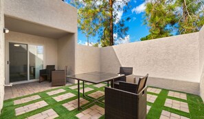Outdoor dining - Remodeled! Close to ASU campus and Sloan Park! 1 King 2 Queens (Tempe)
