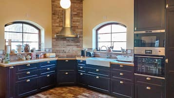 Kjøleskap, ovn, kokeplater og kaffetrakter/tekoker