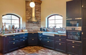 Fridge, oven, stovetop, coffee/tea maker