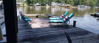Waterfront lot on Lake Blackshear.  Great location!!  Large dock for gatherings!