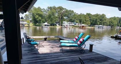 Waterfront lot on Lake Blackshear. Great location!! Large dock for gatherings!