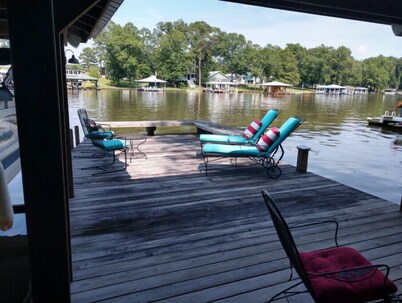 Waterfront lot on Lake Blackshear.  Great location!!  Large dock for gatherings!