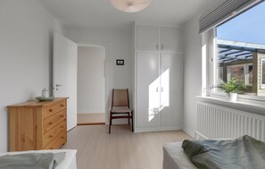 4 habitaciones, tabla de planchar con plancha y cuna de viaje 