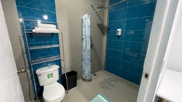 Ducha, toallas, jabón y champú