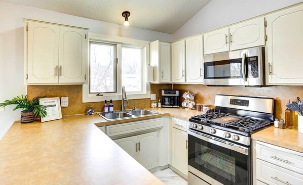 Fridge, microwave, stovetop, dishwasher