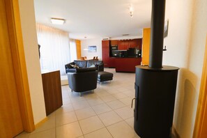 Televisión y chimenea 