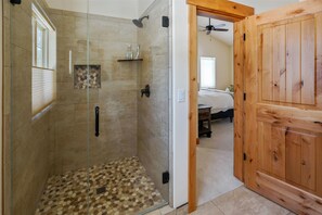 Combined shower/tub, hair dryer, towels