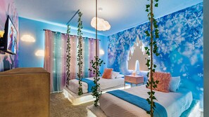 Ein Schlafzimmer mit zwei Betten, einem Fernseher und einem Wandbild eines Schlosses.