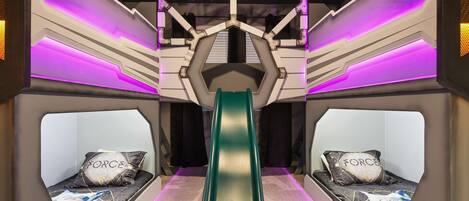 12 عدّة غرف نوم ومكواة/لوح كي وواي فاي وملاءات أسرّة