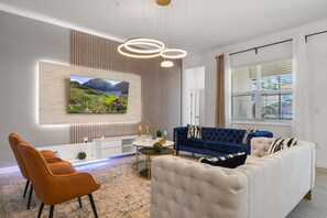 Flachbildfernseher, Tischfußball, Arbeitsbereiche
