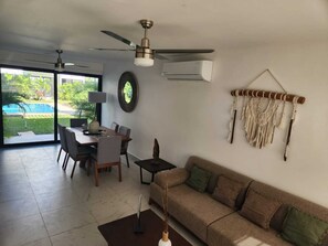 Casa familiar | Área de sala de estar | Televisión de pantalla plana, Netflix y servicios de streaming 