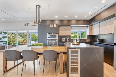 Tropical Paradise /Heated Pool/ Mini Golf/ Playground/ Pool Table/ BBQ