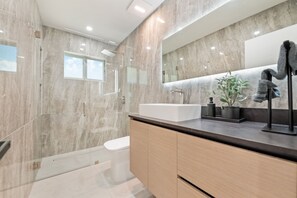 Douche, sèche-cheveux, serviettes fournies, savon
