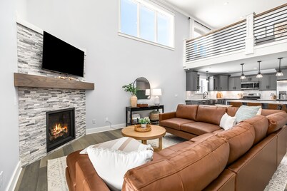 Lux canalfront home. Firepit, kayaks,paddleboat, 20 foot dock, chefs kitchen!