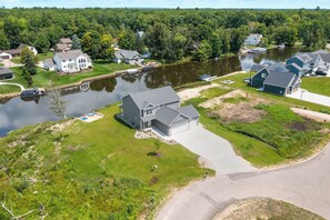 Exterior - Fully loaded canalfront Home! Pure Michigan Summer. Firepitš„, coffee barāļø+more (Houghton Lake)