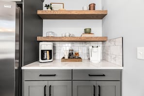 Interior - Fully loaded canalfront Home! Pure Michigan Summer. Firepitš„, coffee barāļø+more (Houghton Lake)