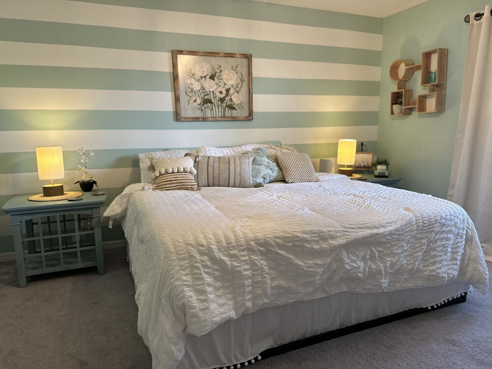 Lake house getaway close to theme parks and beaches DeBary Vrbo