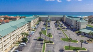 Un hotel con parcheggio, diversi edifici e vista sull'oceano.