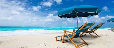 En la playa, camastros y toallas de playa