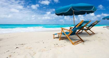 Family friendly with private beach and beach service! NEWLY RENOVATED