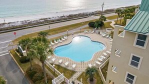 Una piscina con lettini e vista sull'oceano.
