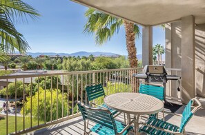 Outdoor dining - Stagecoach and Coachella Resort Weekend Festival 7 miles away (Indio)