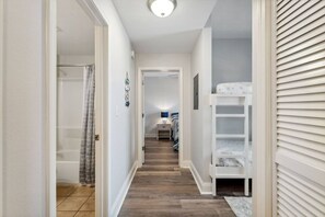 2 habitaciones, escritorio, tabla de planchar con plancha y wifi 