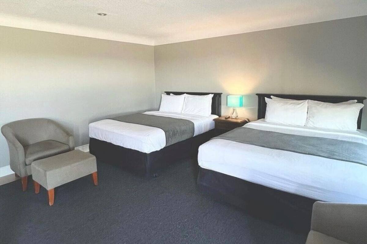 1 bedroom, down duvets, desk, laptop workspace