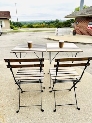 Terrace/patio - The City View Inn (Burlington)