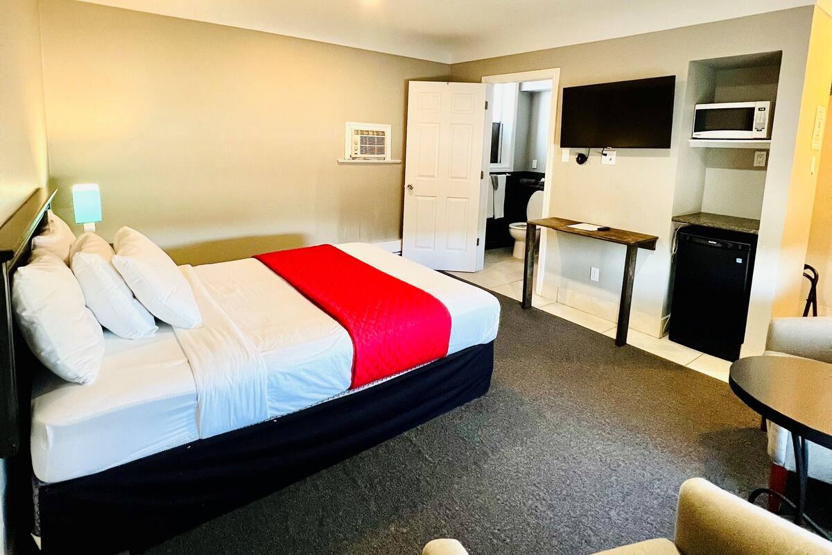 1 bedroom, down duvets, desk, laptop workspace