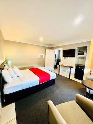 1 bedroom, down duvets, desk, laptop workspace - The City View Inn (Burlington)