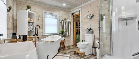 Secador de cabelo, toalhas de banho, sabonete, shampoo