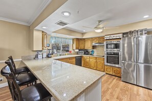 Réfrigérateur, four à micro-ondes, un four, surface de cuisson