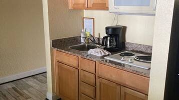 Refrigerador, microondas, parrilla de estufa y cafetera y tetera