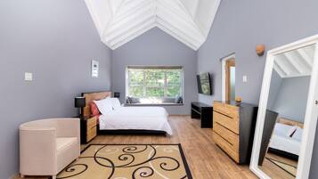 5 Schlafzimmer, Zimmersafe, Schreibtisch, Bügeleisen/Bügelbrett