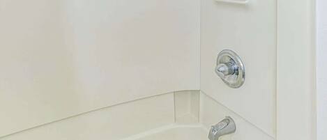 Ensemble baignoire-douche, séchoir à cheveux, serviettes fournies