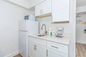 Großer Kühlschrank, Mikrowelle, Wasserkocher mit Kaffee-/Teezubehör