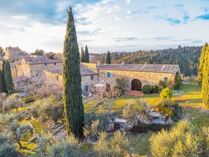 A stone building with a tiled roof, surrounded by olive trees and a grassy area. - Beautiful private villa for 4 people with pool, WIFI, TV, terrace and panoramic view (Poggibonsi)