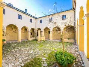 المنطقة المحيطة بالمنشأة