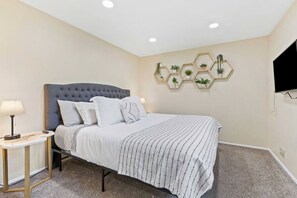 2 bedrooms, desk, iron/ironing board, travel cot - Sound View Stay-2 BR Duplex Unit w/ Water Views (Bremerton)