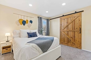 2 bedrooms, desk, iron/ironing board, travel cot - Sound View Stay-2 BR Duplex Unit w/ Water Views (Bremerton)