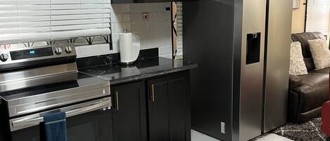 Køleskab, mikrobølgeovn, ovn, kogeplade