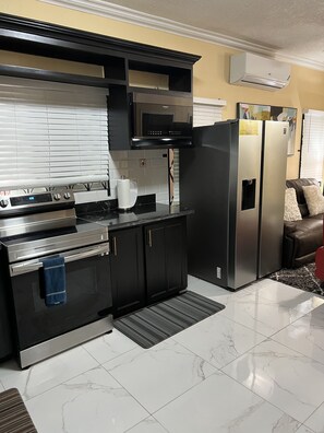 Kühlschrank, Mikrowelle, Ofen, Herdplatte