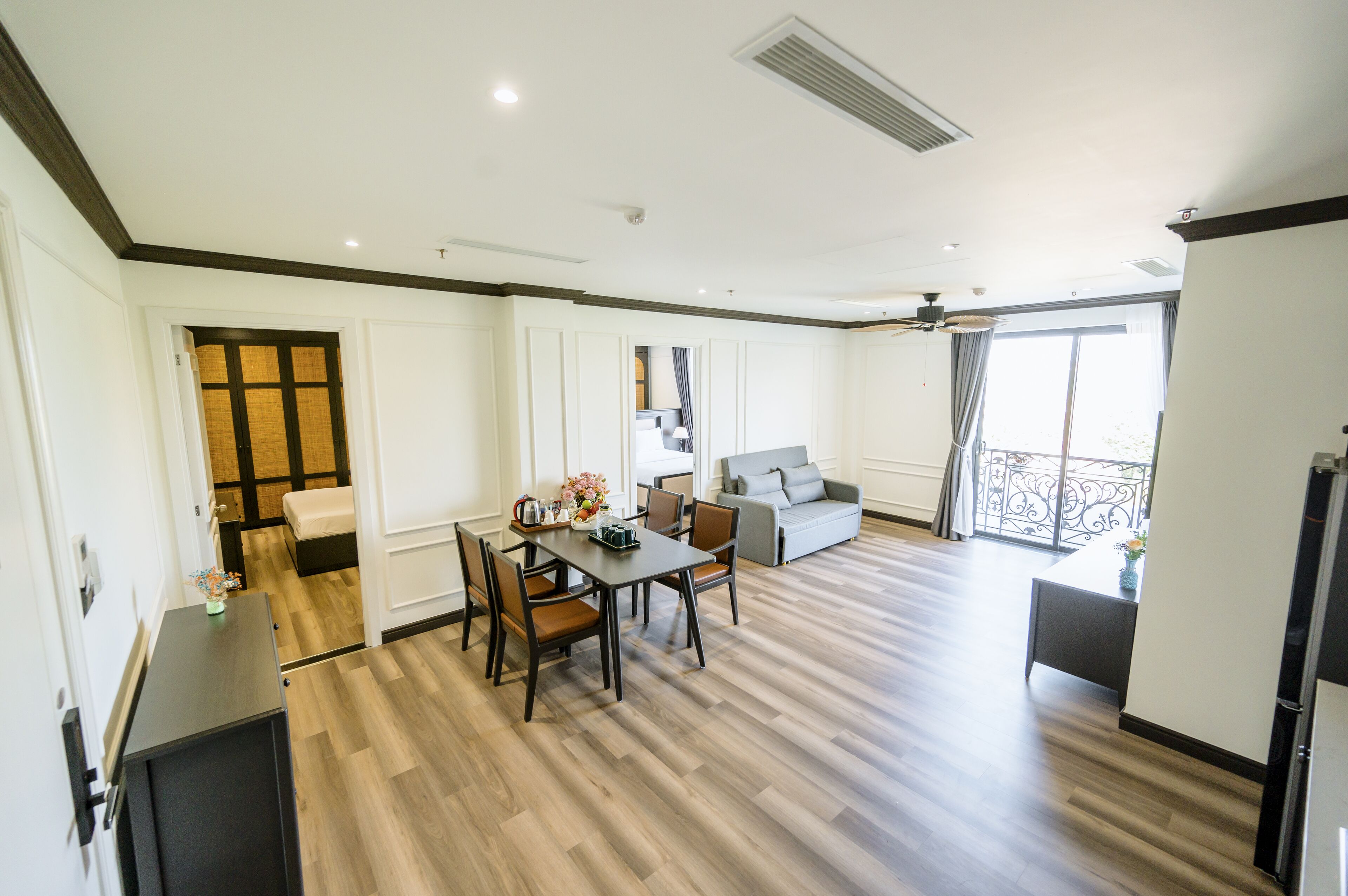 Apartamento básico | Zona de estar | Smart TV de 52 pulgadas con canales digitales, una televisión