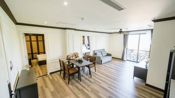 Apartamento básico | Zona de estar | Smart TV de 52 pulgadas con canales digitales, una televisión